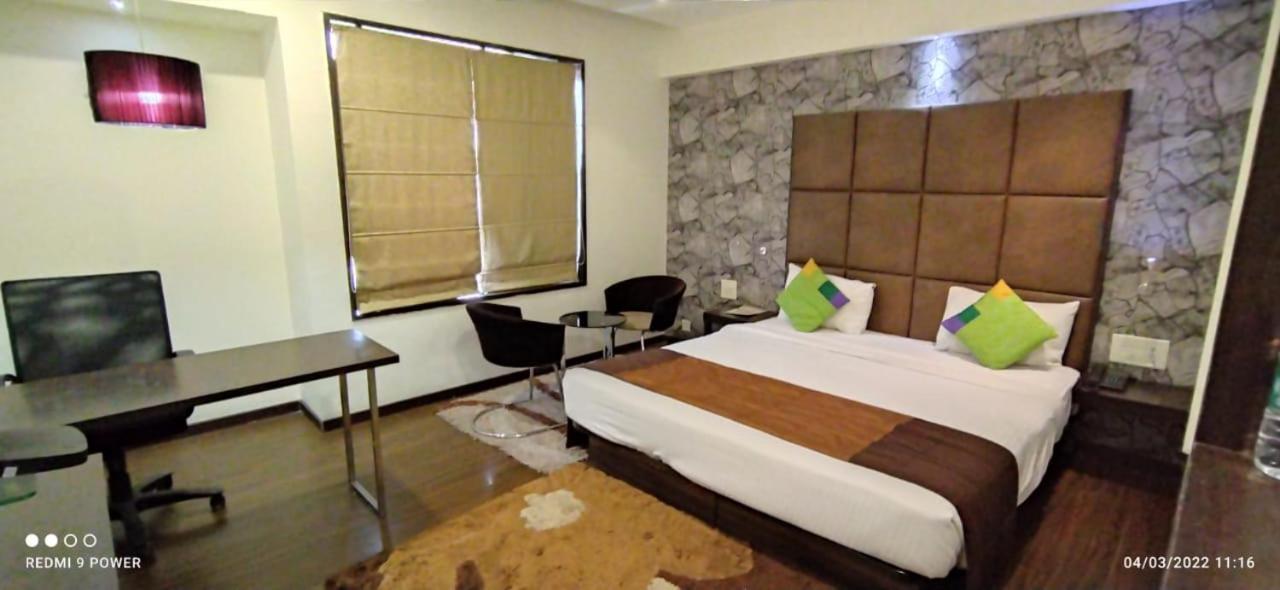 Hotel Lxia Hinjewadi - Indian Nationals Only Pimpri-Chinchwad Eksteriør billede