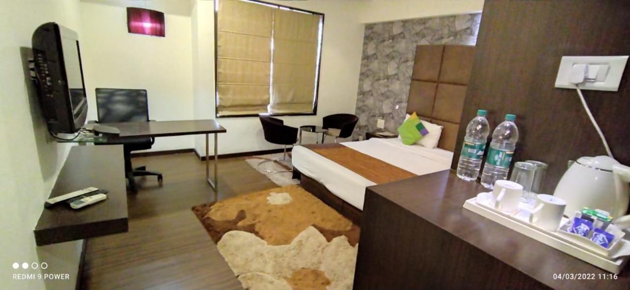 Hotel Lxia Hinjewadi - Indian Nationals Only Pimpri-Chinchwad Eksteriør billede