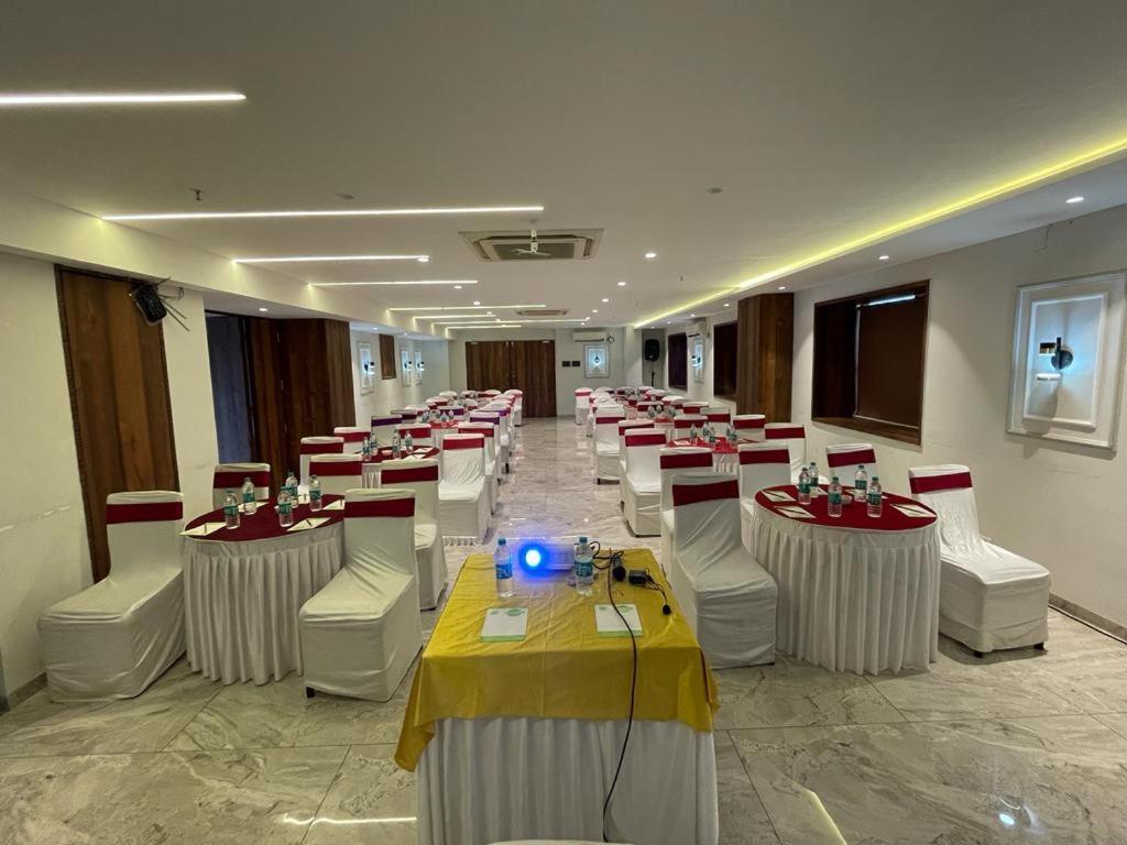 Hotel Lxia Hinjewadi - Indian Nationals Only Pimpri-Chinchwad Eksteriør billede